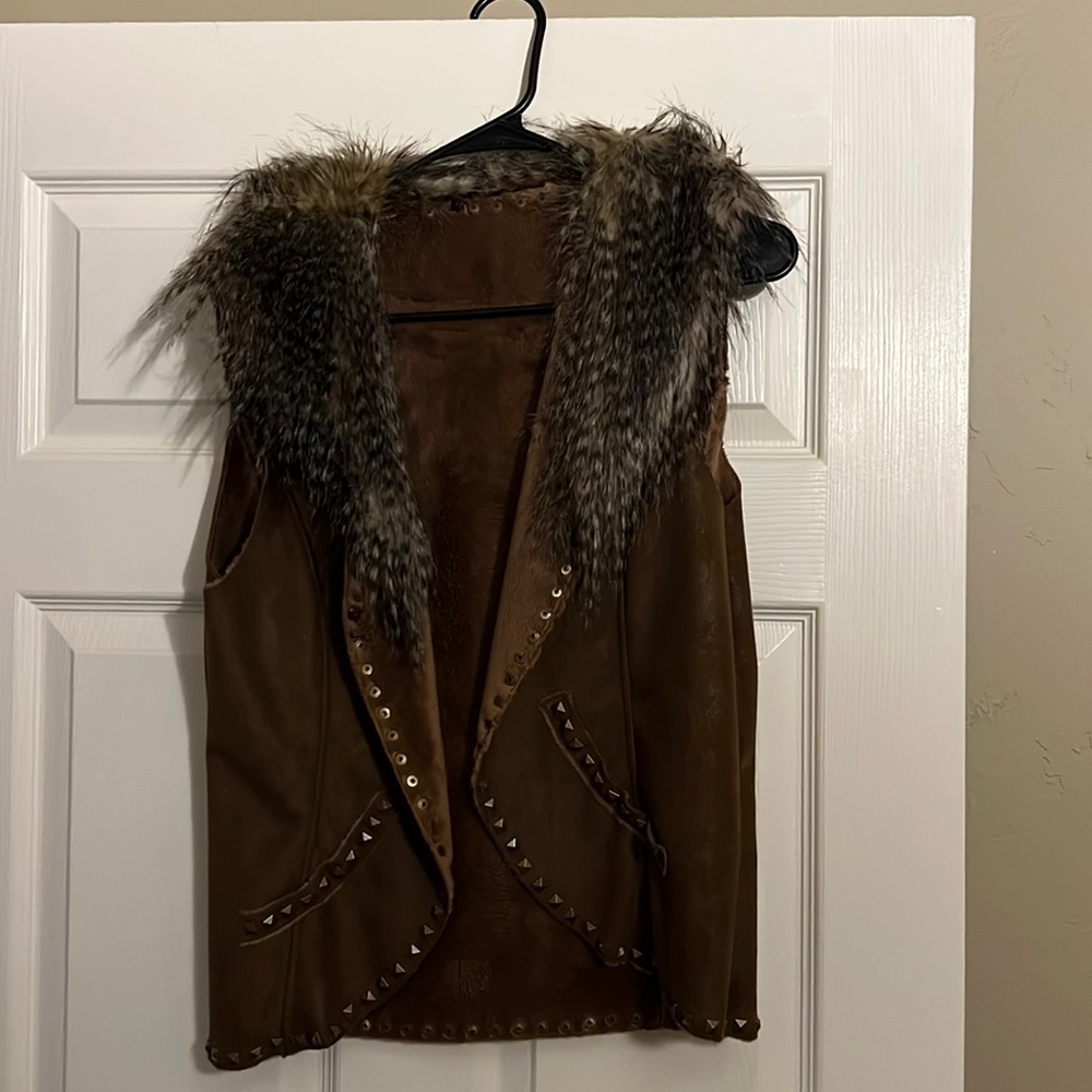 Brown vest with detachable faux fur collar